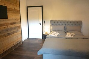 2 habitaciones, tabla de planchar con plancha y cuna de viaje 