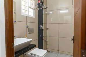 Dobbeltrom – deluxe | Bad | Dusj, regndusjhode, miljøvennlige toalettsaker og oppvarmet badegulv