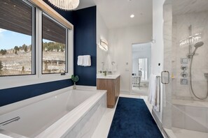 Douche, séchoir à cheveux, serviettes fournies