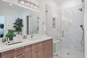 Hårtørrer, håndklæder