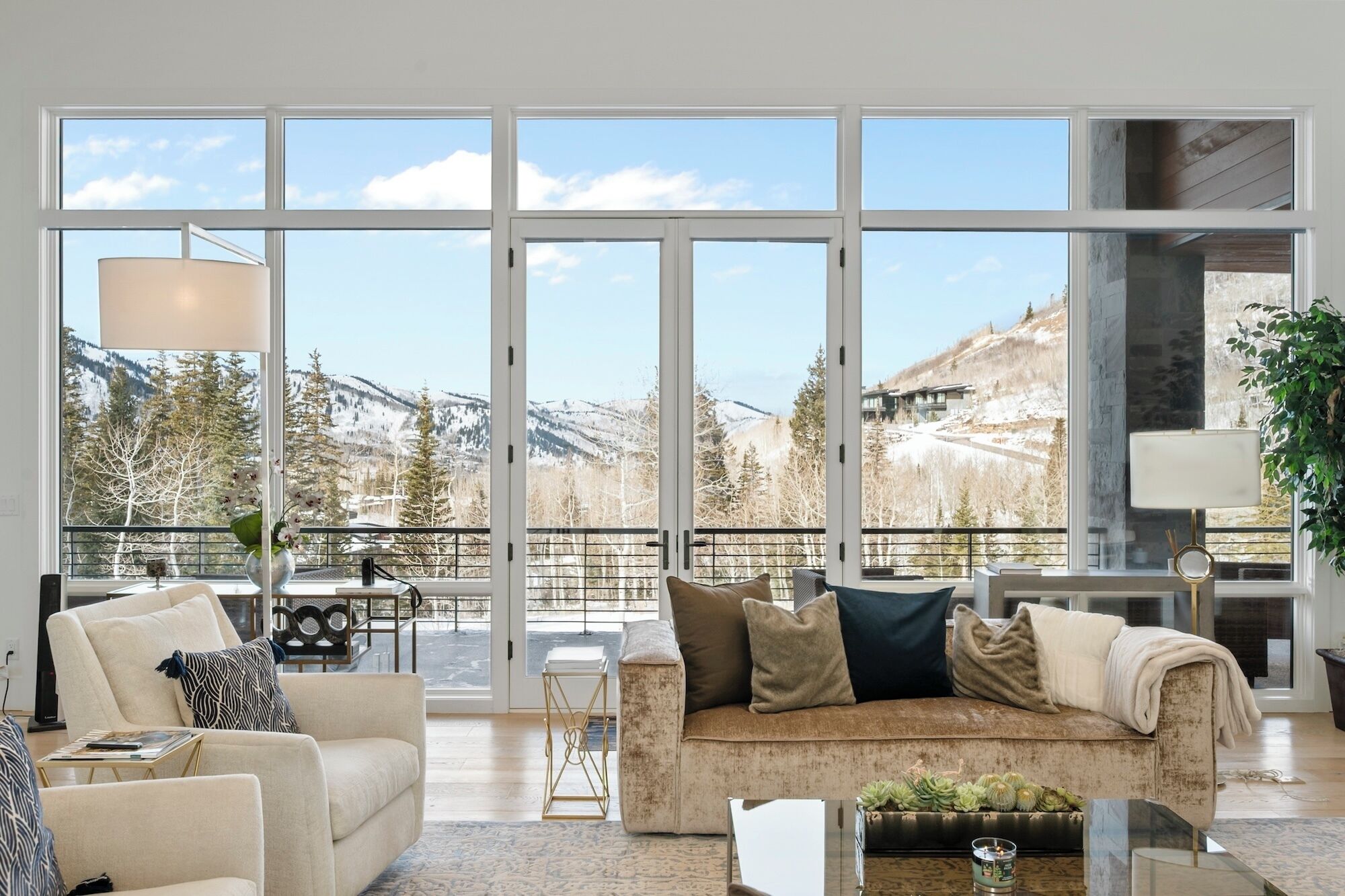 Fernseher, Kamin, Stereoanlage