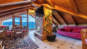 Royal Suite, Fireplace | Living area