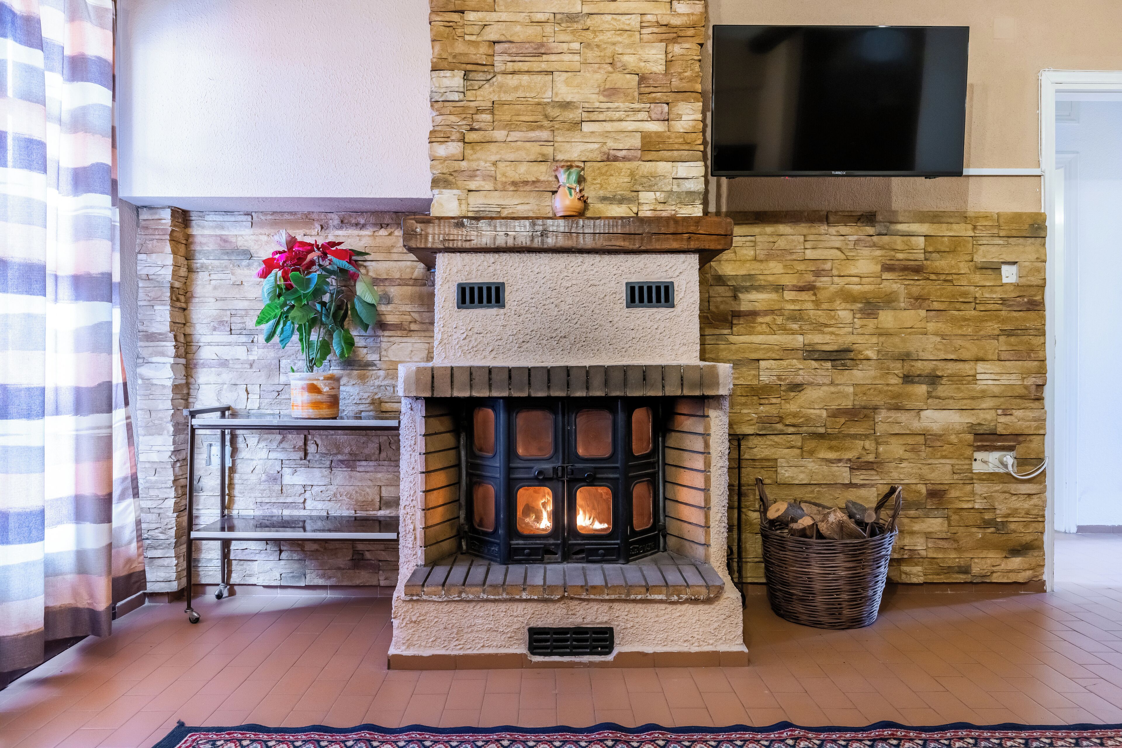Comfort Apartment, Fireplace | Living area