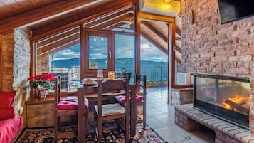Royal Suite, Fireplace | Living area