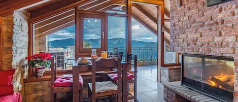 Royal Suite, Fireplace | Living area