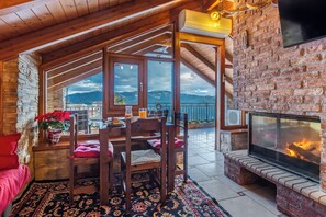 Suite Royal, chimenea | Zona de estar