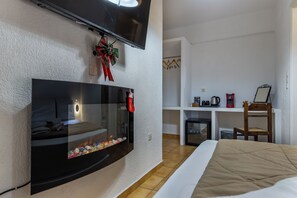 Chambre de base double | Rideaux dâobscurcissement, accĂšs au Wi-Fi (inclus), literie fournie