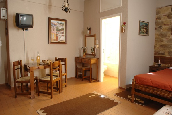 Classic Triple Room | Blackout drapes, WiFi (free), bed sheets