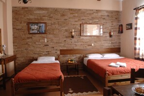 Classic Triple Room | Blackout drapes, free WiFi, bed sheets - Rigas Hotel Arachova (Distomo-Arachova-Antikyra)