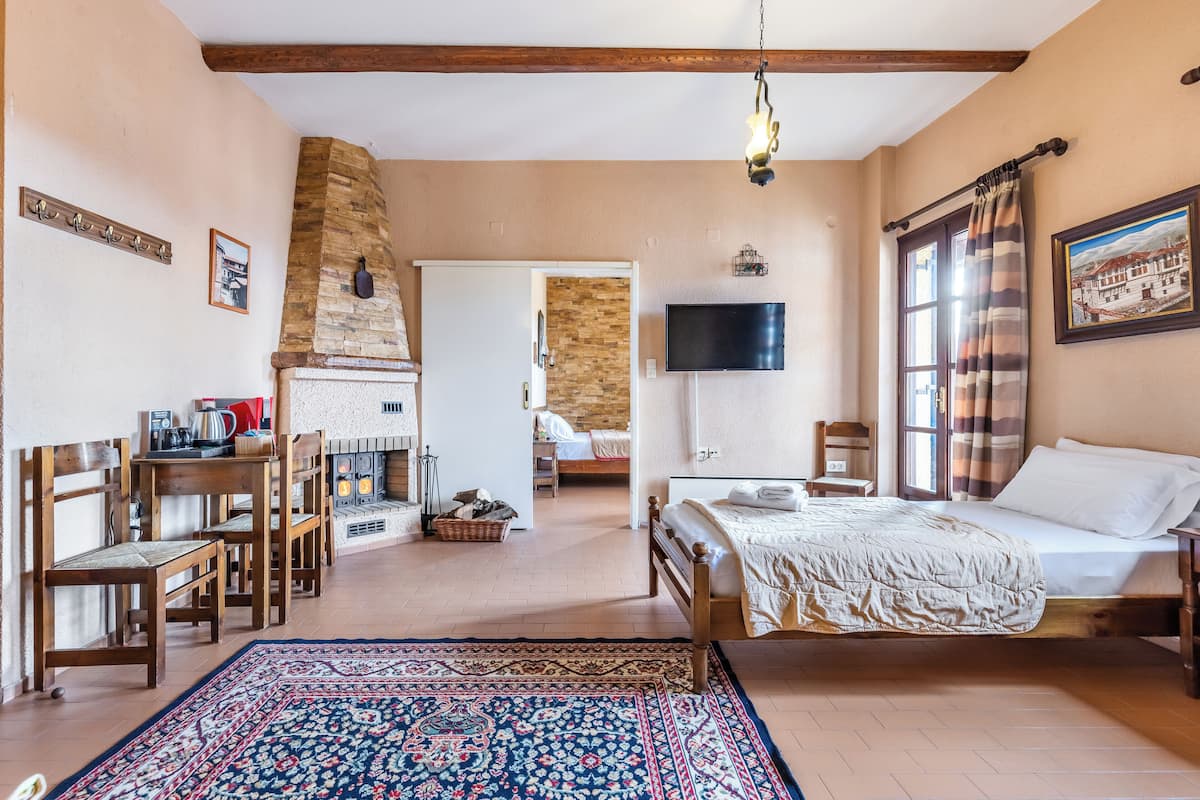 Traditional Room, Fireplace | Bathroom | Free toiletries, slippers, towels