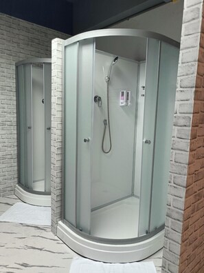 Habitación básica con 2 camas individuales | Baño | Secador de pelo