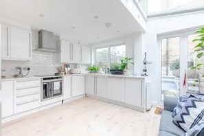 Private kitchen - Beautifully Designed 2BD House - by Queen's Park! (London)