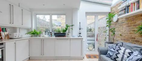 Basic-Haus | Eigene Küche | Kühlschrank, Mikrowelle, Ofen, Herdplatte