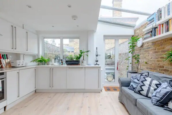Private kitchen - Beautifully Designed 2BD House - by Queen's Park! (London)