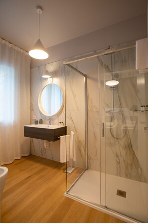 Double Room | Baño | Regadera, regadera tipo lluvia, amenidades de baño gratuitas 