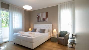 1 habitación, cubrecamas, minibar y escritorio