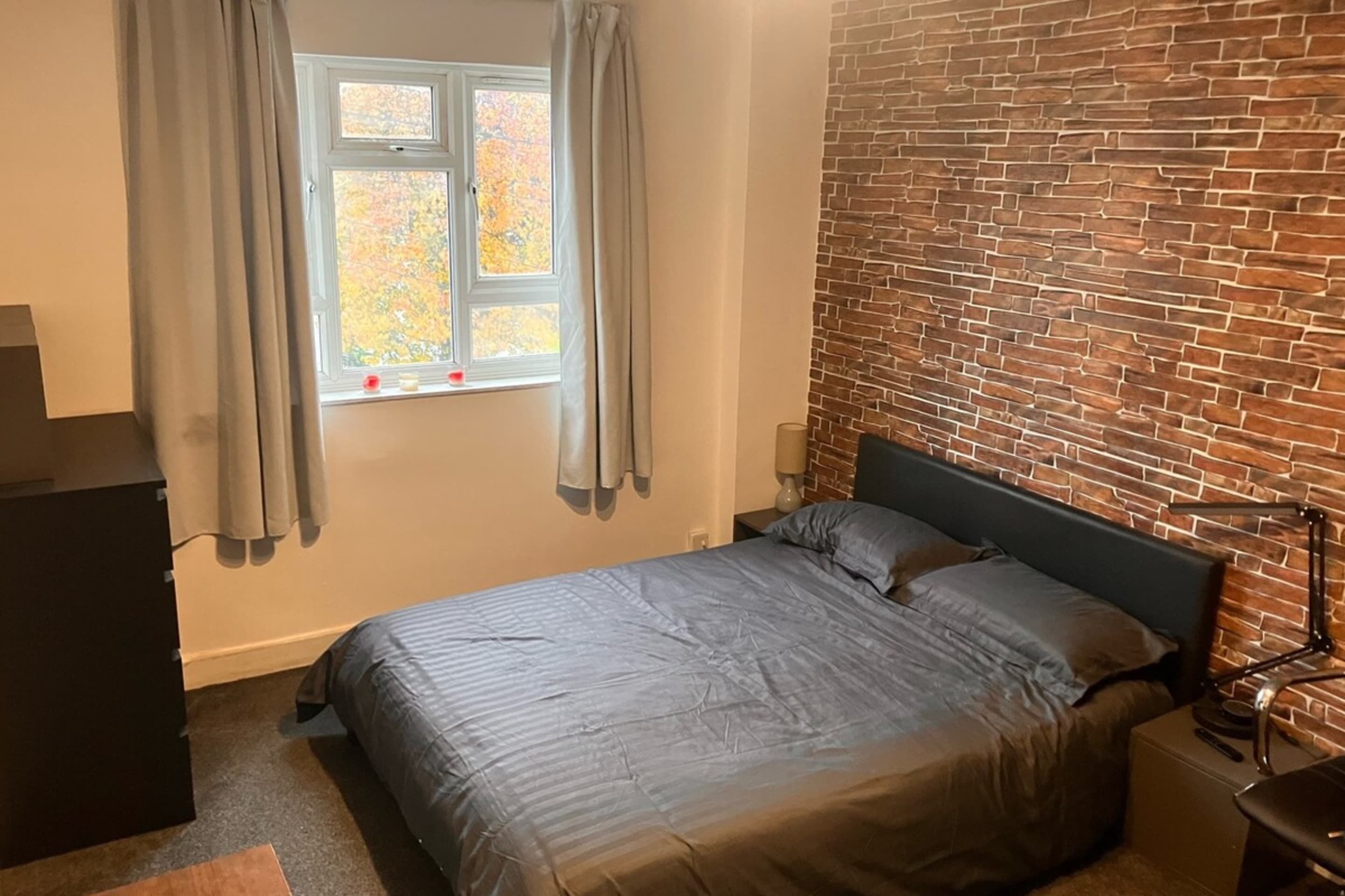 1 habitación, espacio para trabajar con laptop y ropa de cama 