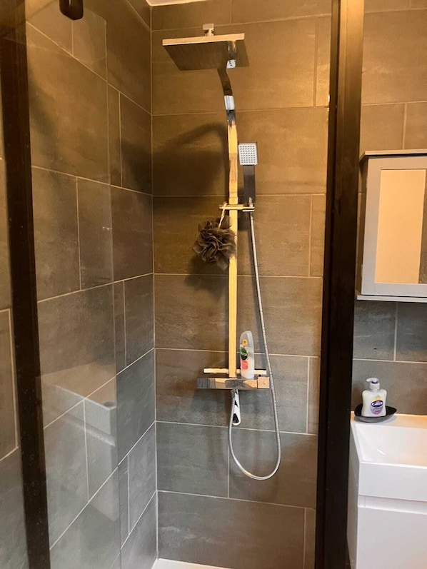 Departamento básico | Baño | Regadera, toallas, jabón, shampoo