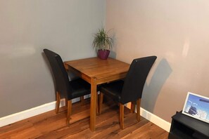 Basic Apartment | Dining - Spacious 1BD Flat - 4 Mins to Regent's Canal! (London)