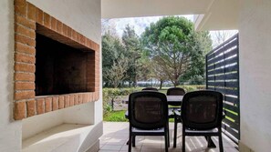 Apartment, 1 Schlafzimmer, Terrasse, Gartenblick | Speisen im Freien