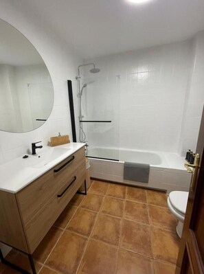 Hårføner, bidé, håndklær og såpe