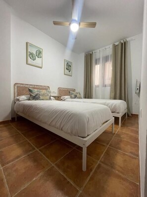 3 Schlafzimmer, Schreibtisch, Bügeleisen/Bügelbrett, Reisekinderbett