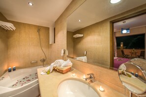 Haartrockner, Handtücher, Seife, Shampoo