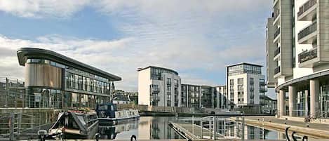 المنطقة المحيطة بالمنشأة