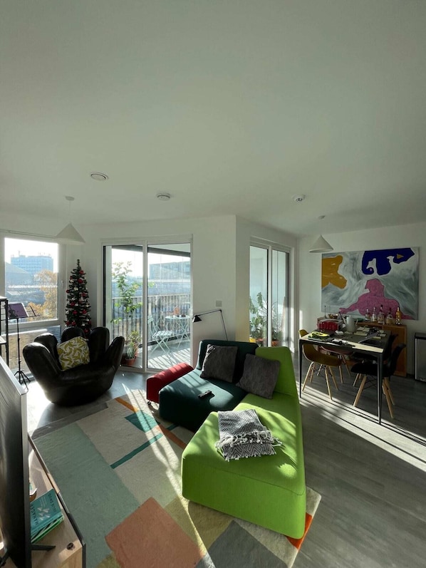Appartement | Coin séjour | Télévision, livres