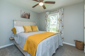 3 bedrooms, iron/ironing board, free WiFi, bed sheets - Woodford Stables / Walk to Eckert's Orchard (Versailles)