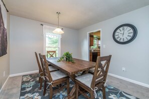 Dining - Woodford Stables / Walk to Eckert's Orchard (Versailles)