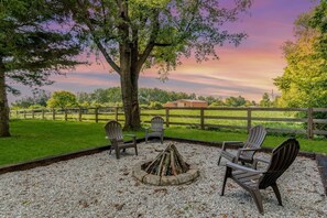 Property grounds - Woodford Stables / Walk to Eckert's Orchard (Versailles)