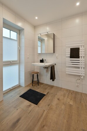 Shower - Wunderschöne Hunde- und Rollstuhlfreundliche Ferienwohnung in Greetsiel! (Krummhörn)