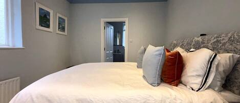 Appartement de base | 3 chambres, fer et planche Ă repasser, literie fournie