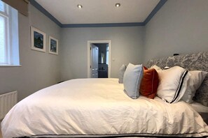 Apartamento básico | 3 quartos, ferros/tábuas de passar roupa, roupa de cama