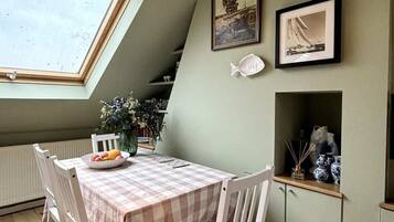 Basic Apartment | Dining