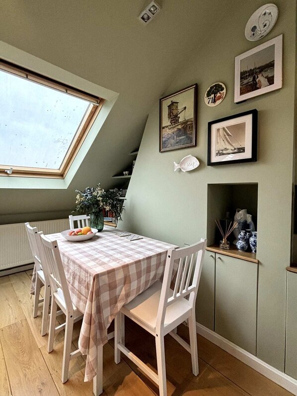Basic Apartment | Dining