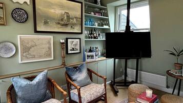 Basic Apartment | Living area | TV