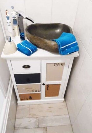 Dusj, hårføner, håndklær og såpe