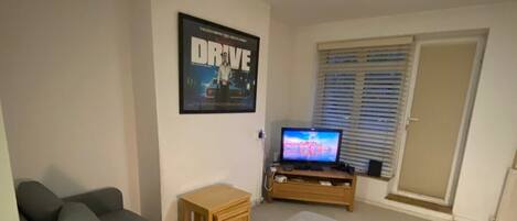 Basic Apartment | Living area