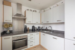 Frigorifero, forno, piano cottura, lavastoviglie