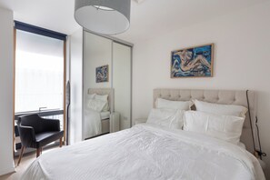 2 bedrooms, WiFi, bed sheets - City Flyer, by Veeve (London)