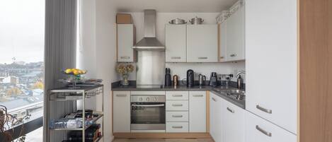 冷蔵庫、オーブン、コンロ、食器洗い機