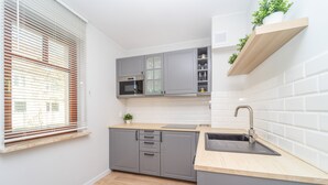 Minikylskåp, ugn, spishäll och diskmaskin