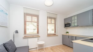 Minikylskåp, ugn, spishäll och diskmaskin