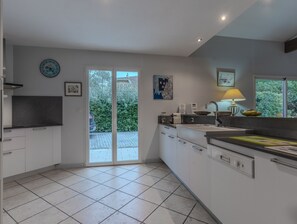 Kylskåp, mikrovågsugn, ugn och spishäll