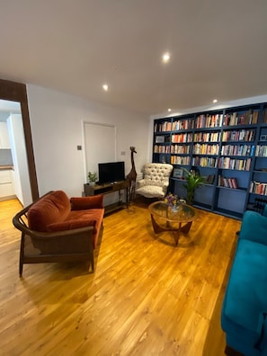 Apartamento básico | Zona de estar | Una televisión