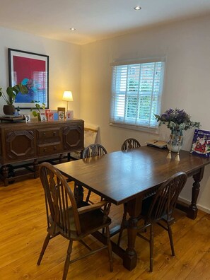 Dining - Modern 1BD Farmhouse-style Flat - Dalston! (London)
