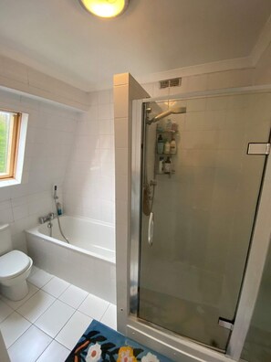 Apartamento básico | Baño | Toallas, jabón, champú y papel higiénico