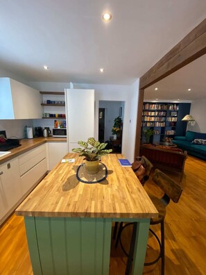 Apartamento básico | Cocina privada | Frigorífico, microondas, horno y placa de cocina
